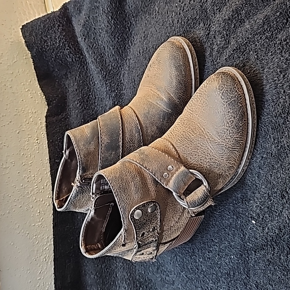 Sonoma Distressed Ankle Boots EUC Size 6
